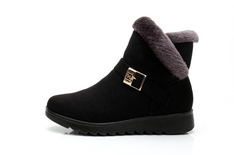 Verschiedene Farben der warmen Damen-Winterstiefel, nebeneinander zur Auswahl.