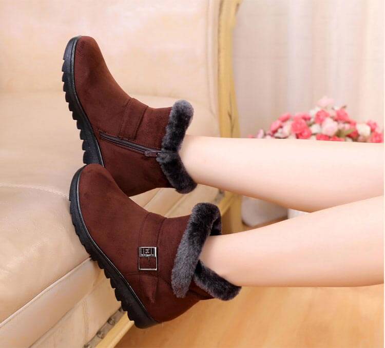 Winterliche Damenstiefel, Detail der oberen Manschette mit Pelzbesatz, stilvoll und warm.