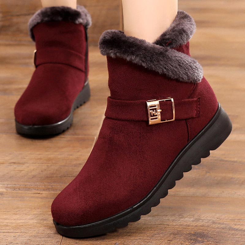Bequeme Damenstiefel mit dicker PelzfĂĽtterung, seitliche Ansicht, rutschfeste Sohle.