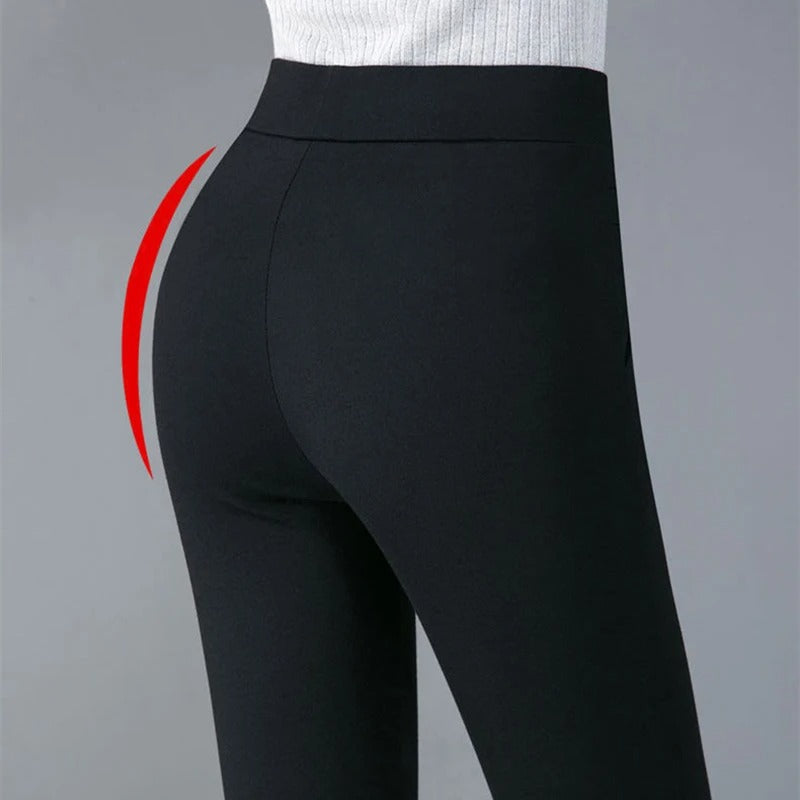 Modische Winter-Damenhose, schwarz und skinny, als Thermohose für optimale Wärme und Komfort.