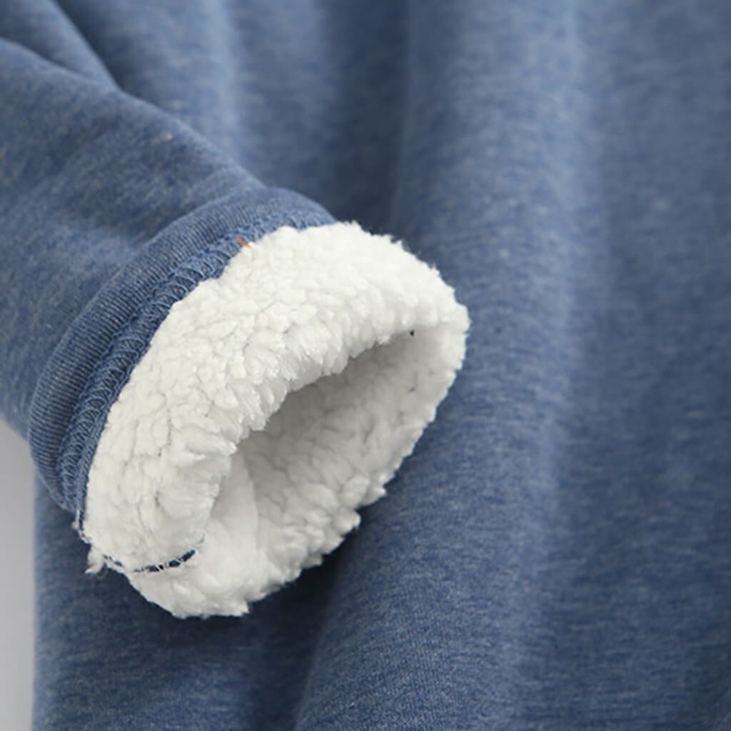 Nahansicht des Stoffes: gebürsteter Fleece und weiches Sherpa-Futter am Damenpullover