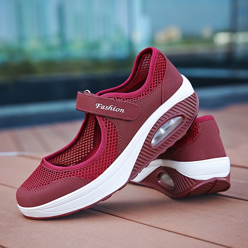 Nærbilde av siden av en pustende dame motesneaker i beige, komfortabel fritidssko