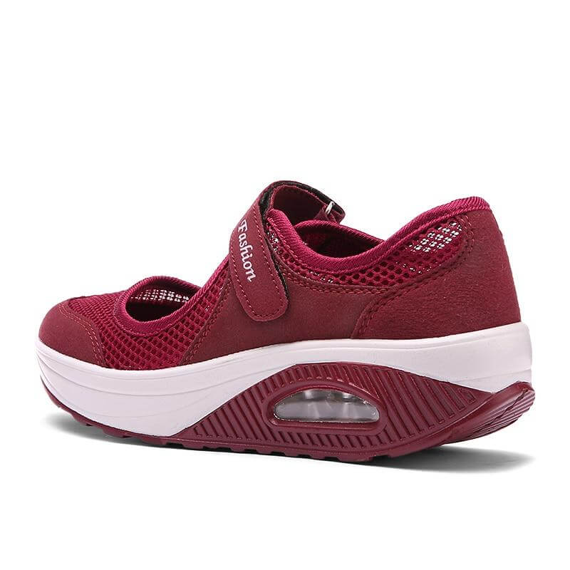 Sett ovenfra, moteriktig damesko i hvit og rosa, pustende og sporty