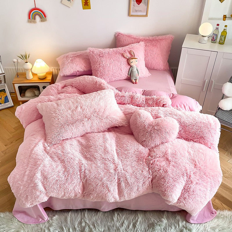 Shaggy-dynetrekk satt på en seng, klar til å forvandle soverommet ditt til en koselig oase.