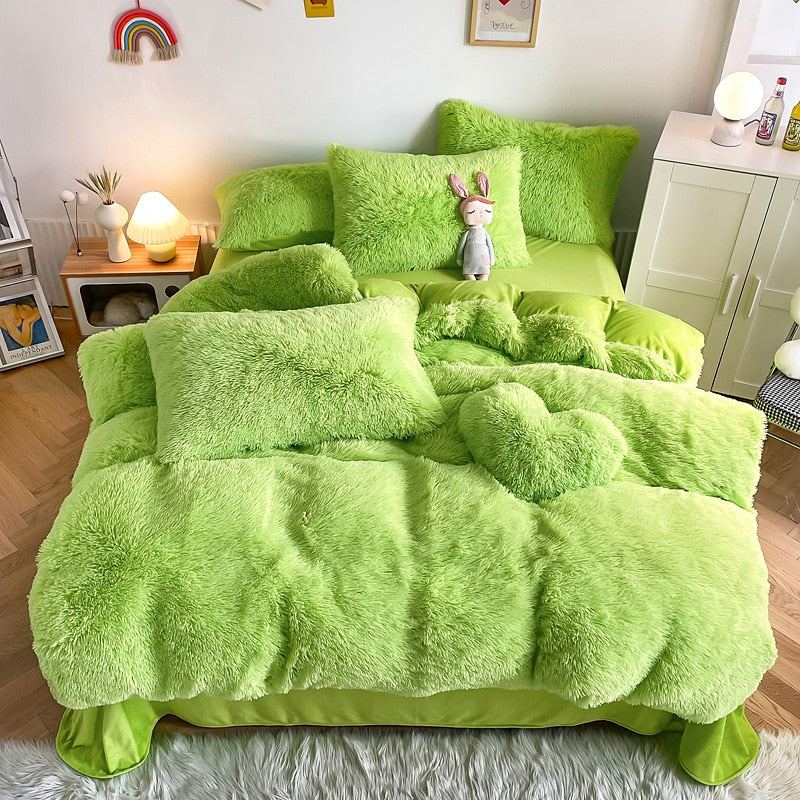 Mykt shaggy-dynetrekk i delikat beige, som gir varme og kos til soverommet.