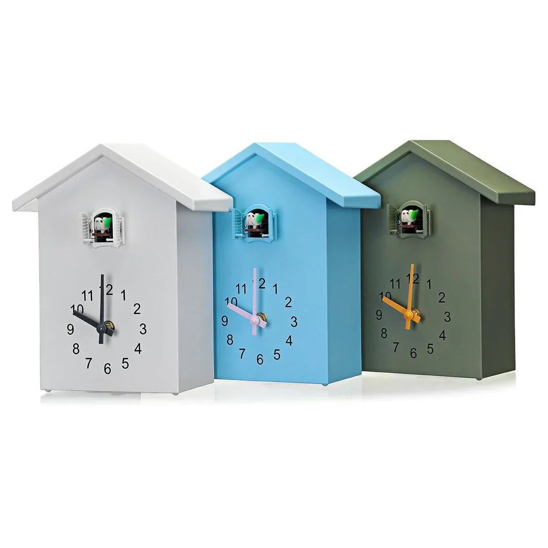 "Weiße moderne Kuckucksuhr mit klaren Linien, elegantes minimalistisches Design, passt in stilvolles Wohnambiente."