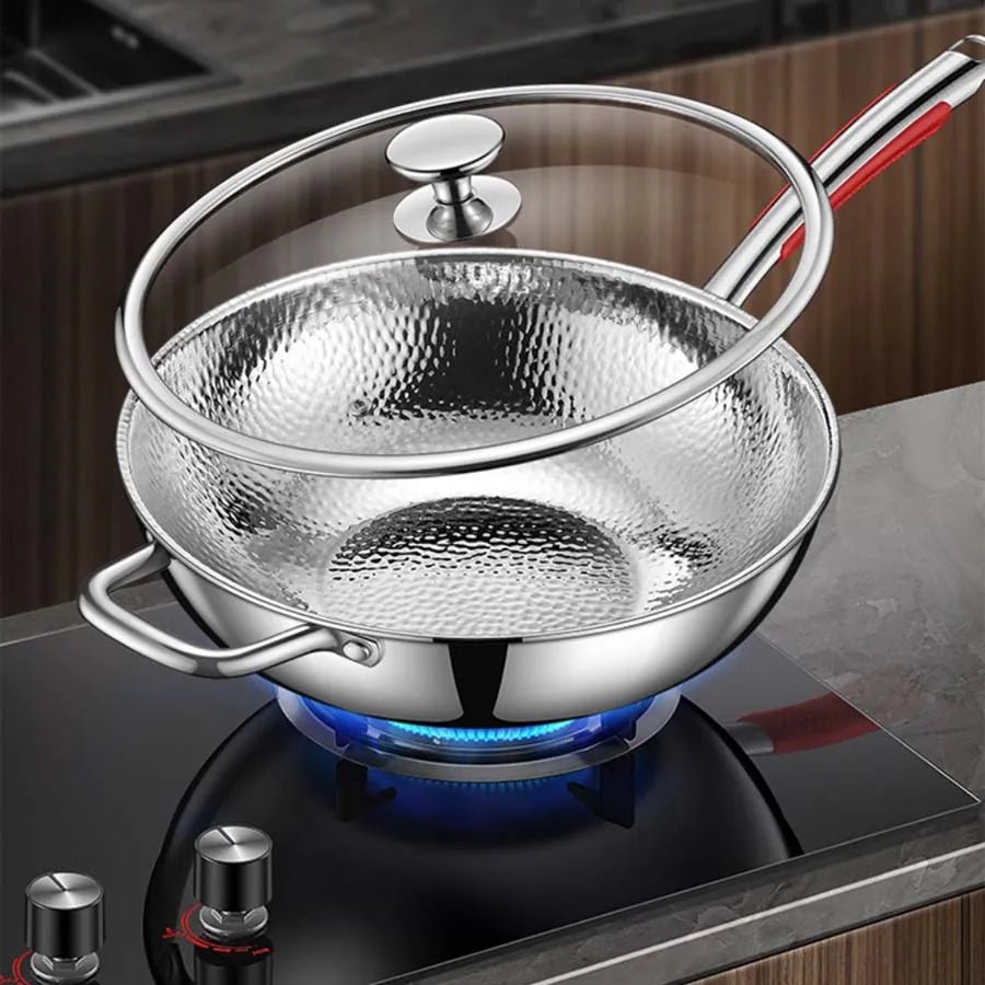 Holdbar wokpanne med rundbunn og non-stick belegg, spesielt designet for induksjonskomfyrer. Effektiv matlaging.