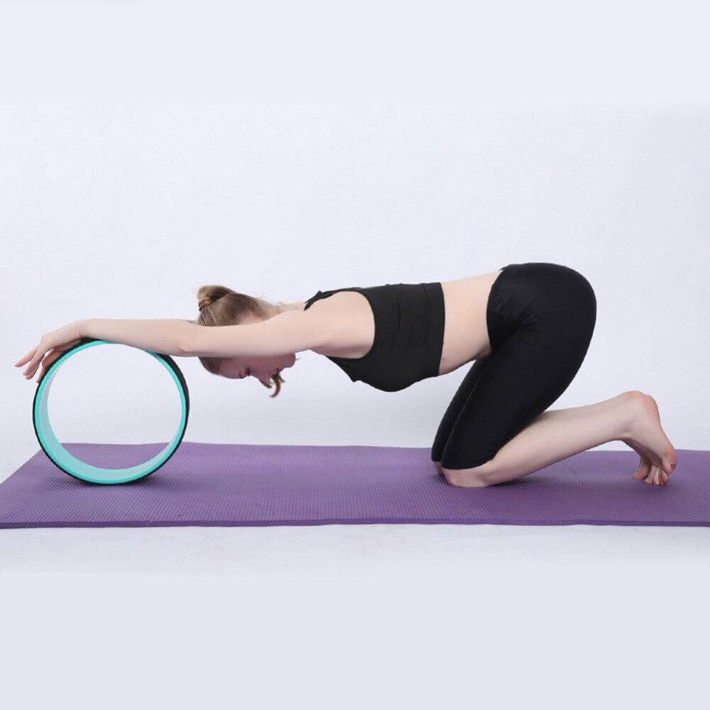 Styrk kjernen og magemusklene effektivt med yogahjul for hjemmetrening.