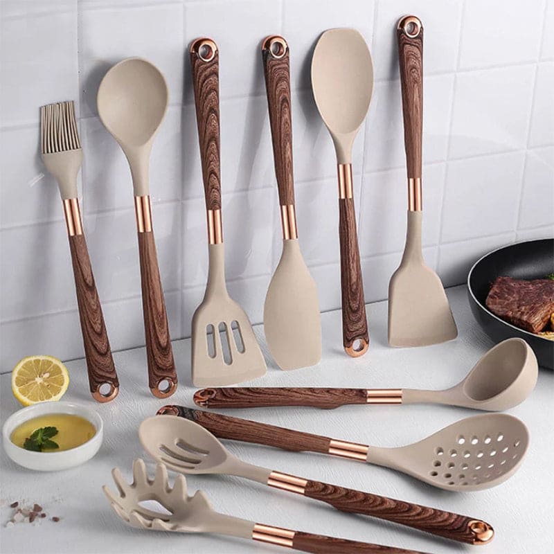 Moderne kjøkkenredskaper: 10 beige silikonredskaper med ergonomiske trehåndtak. Perfekt for skånsom matlaging.