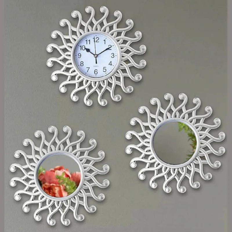Elegant vintage speil med gullramme fra 3-delt veggdekorasjon. Klassisk design for hjemmeinnredning.