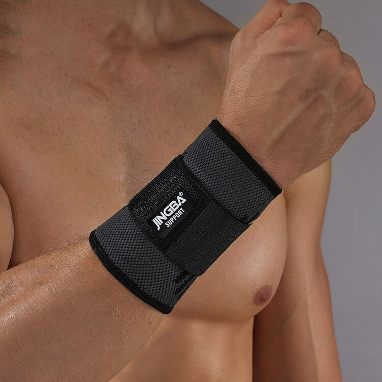 "3D Handgelenkbandage mit atmungsaktivem Gestrick, stützenden Elementen und individuell einstellbarem Klettverschluss."