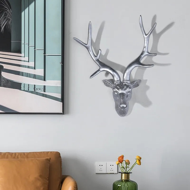 Dekorativt hjortehode veggdekorasjon i 3D, rustikk dyredesign i sølv og brun. Perfekt for hytte.