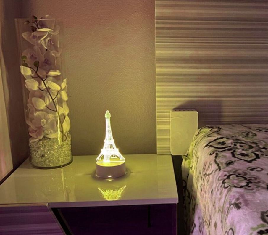 Stilig Eiffeltårnet 3D LED-lampe, en moderne dekorasjonslampe og bordlampe som skaper en magisk illusjon i stuen.