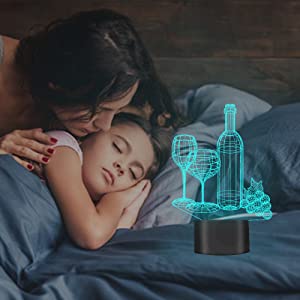 Stilig LED nattlys med optisk vin- og glassillusjon. Berøringsstyrt dekorasjon, ideell for koselig stemning.