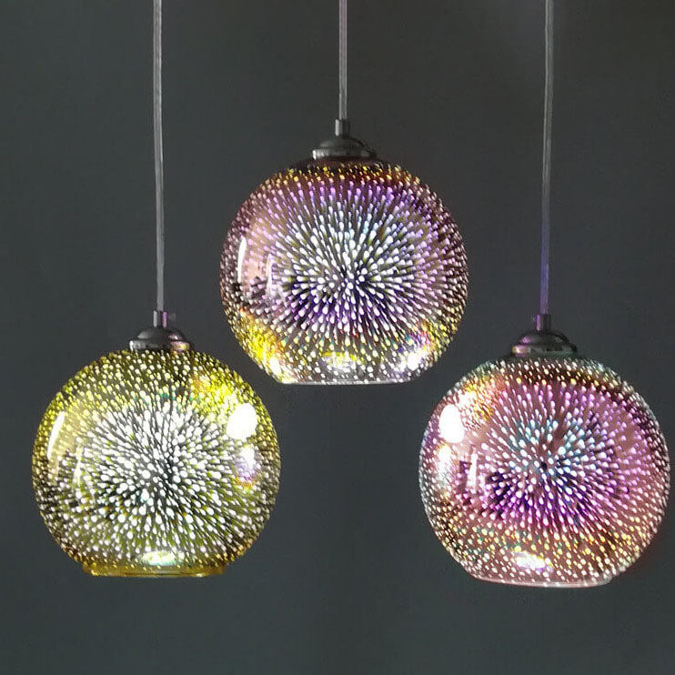 Dekorativ 3D taklampe som gir dynamisk lys. Perfekt for å forbedre stuebelysning og design.