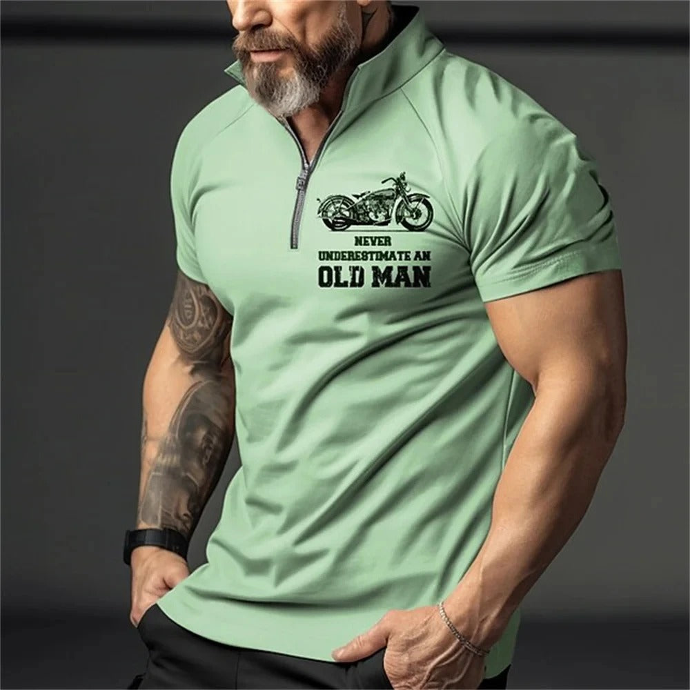 Nærbilde av dristig 3D-print motorsykkelmotiv på herrepolo, unik design for streetwear.