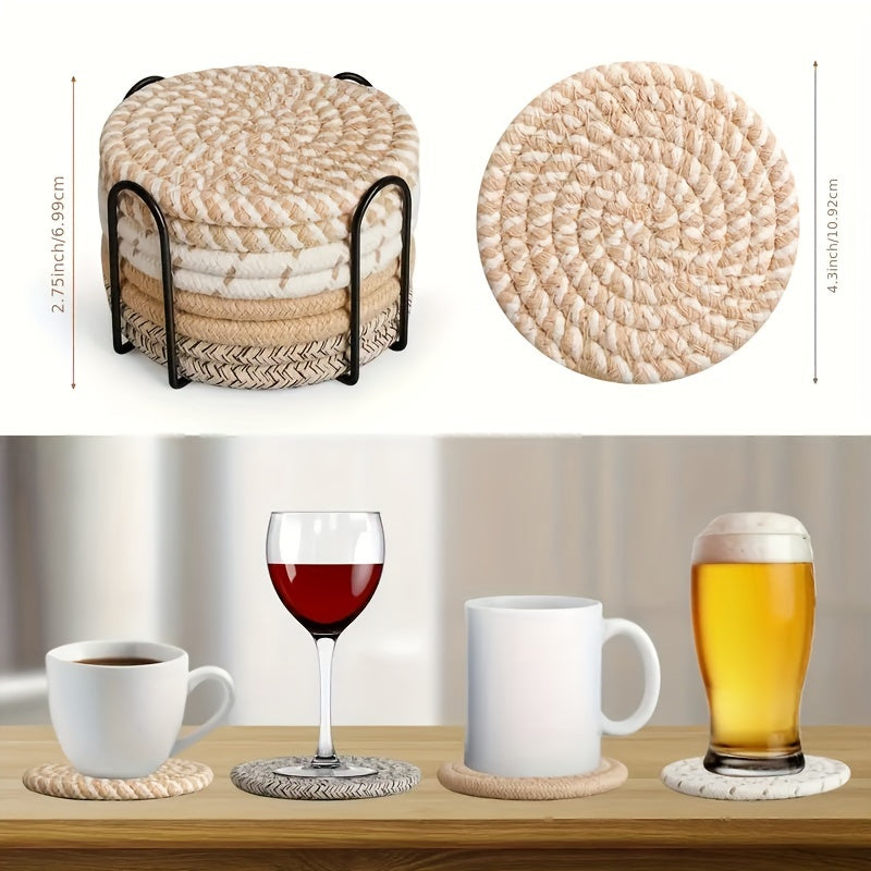 Slitesterke, vevde bordbrikker i naturfibre. Varmebestandig underlag for borddekking i boho-stil.