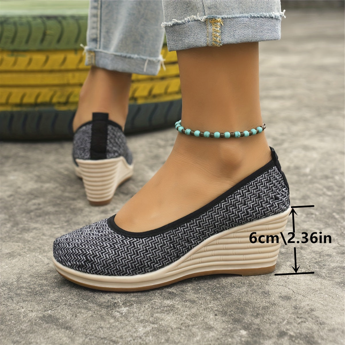 Atmungsaktive Keilabsatz-Slipper: Elegante Damen-Schuhe in Beige mit bequemem Keilabsatz, ideal für ganztägigen Komfort.