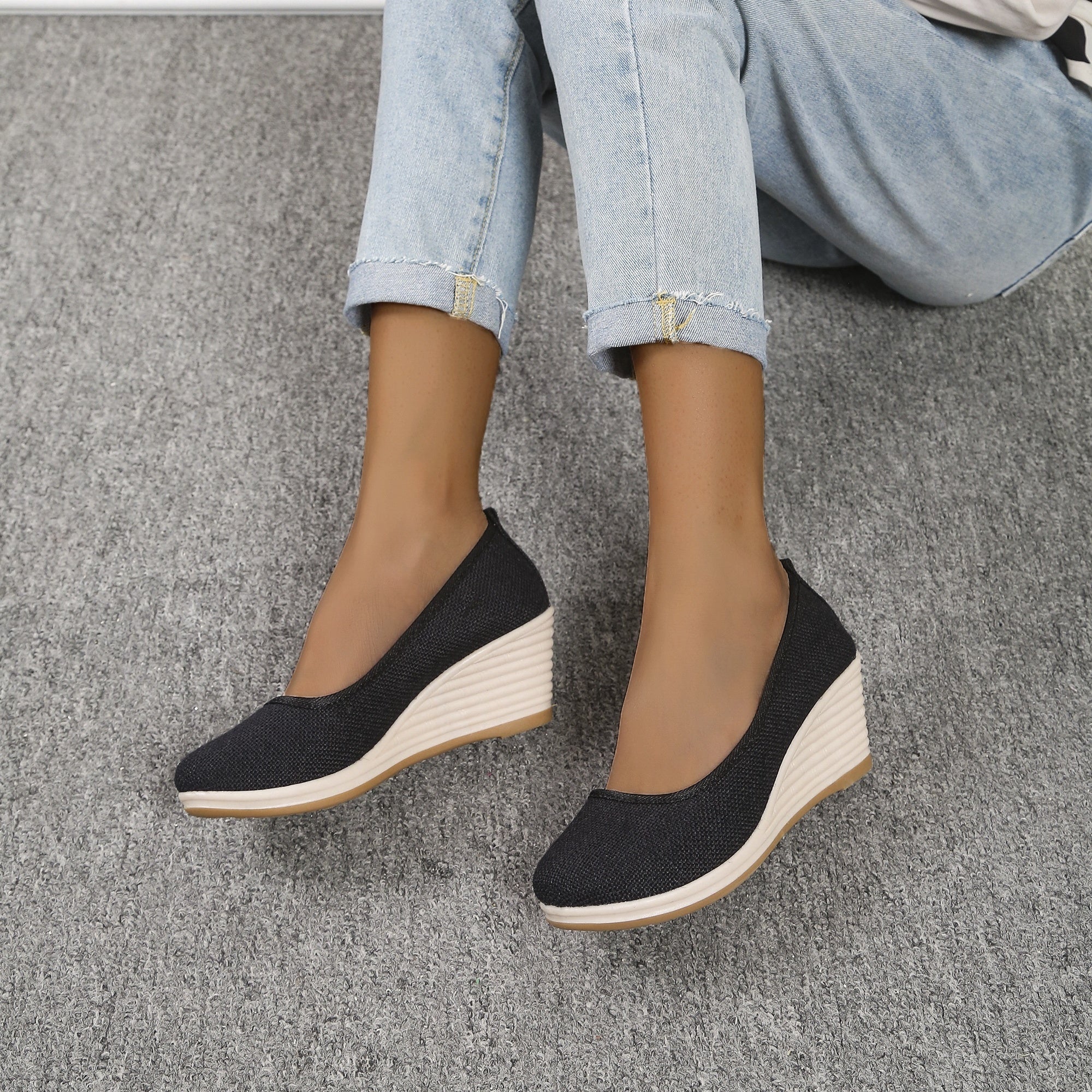 Atmungsaktive Keilabsatz-Slipper: Elegante Damen-Schuhe in Beige mit bequemem Keilabsatz, ideal für ganztägigen Komfort.