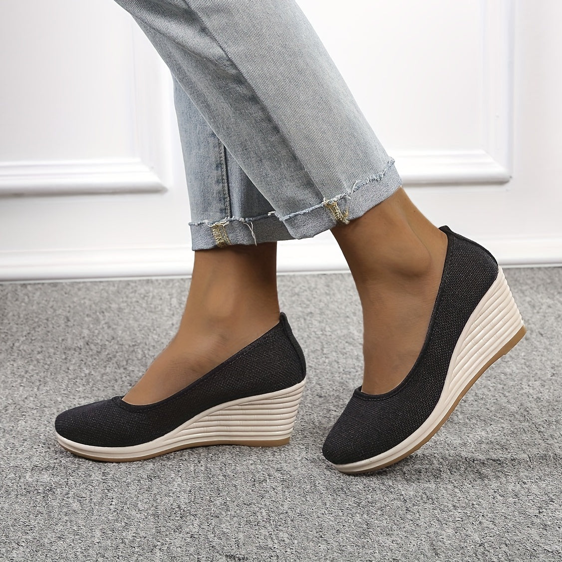 Atmungsaktive Keilabsatz-Slipper: Elegante Damen-Schuhe in Beige mit bequemem Keilabsatz, ideal für ganztägigen Komfort.