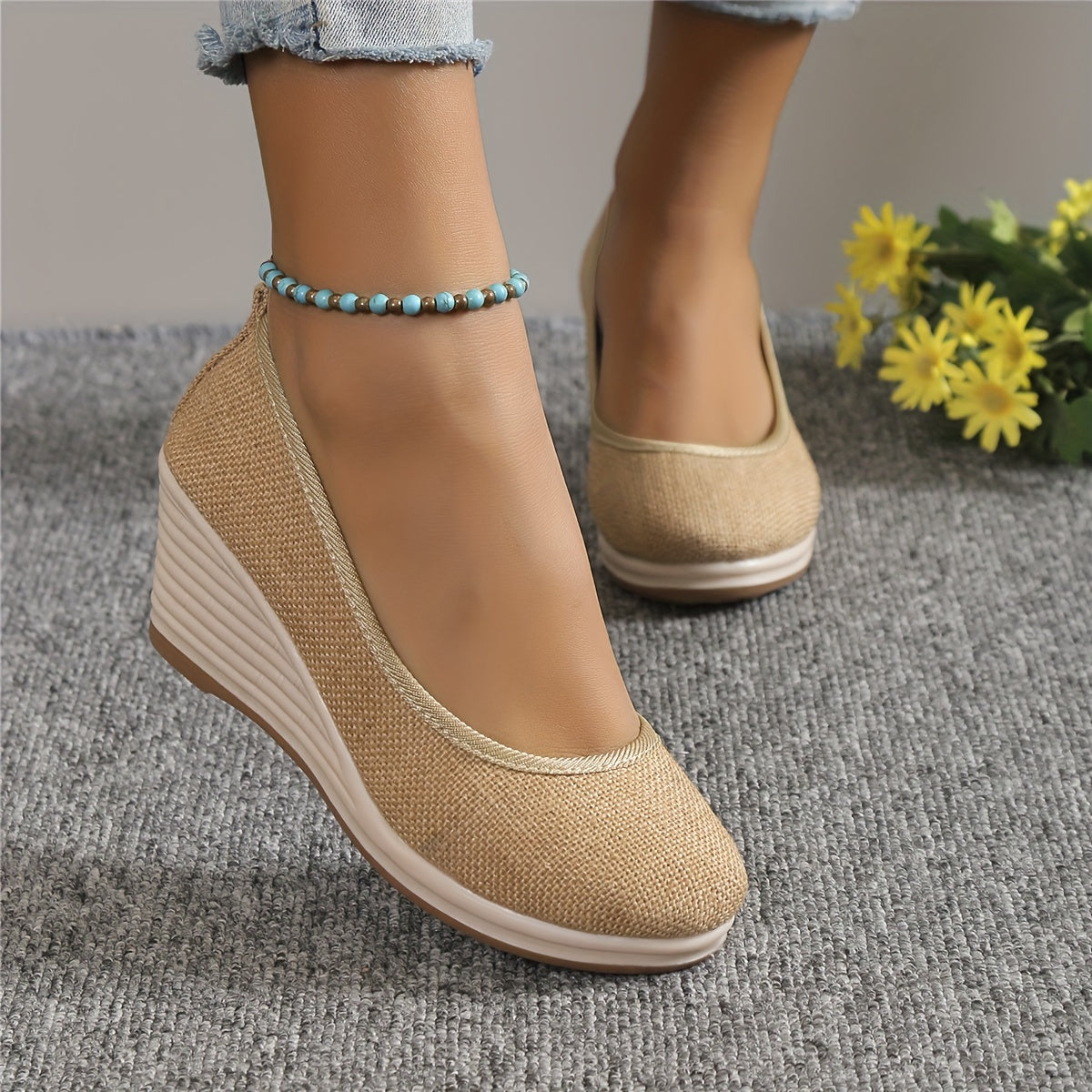 Atmungsaktive Keilabsatz-Slipper: Elegante Damen-Schuhe in Beige mit bequemem Keilabsatz, ideal für ganztägigen Komfort.