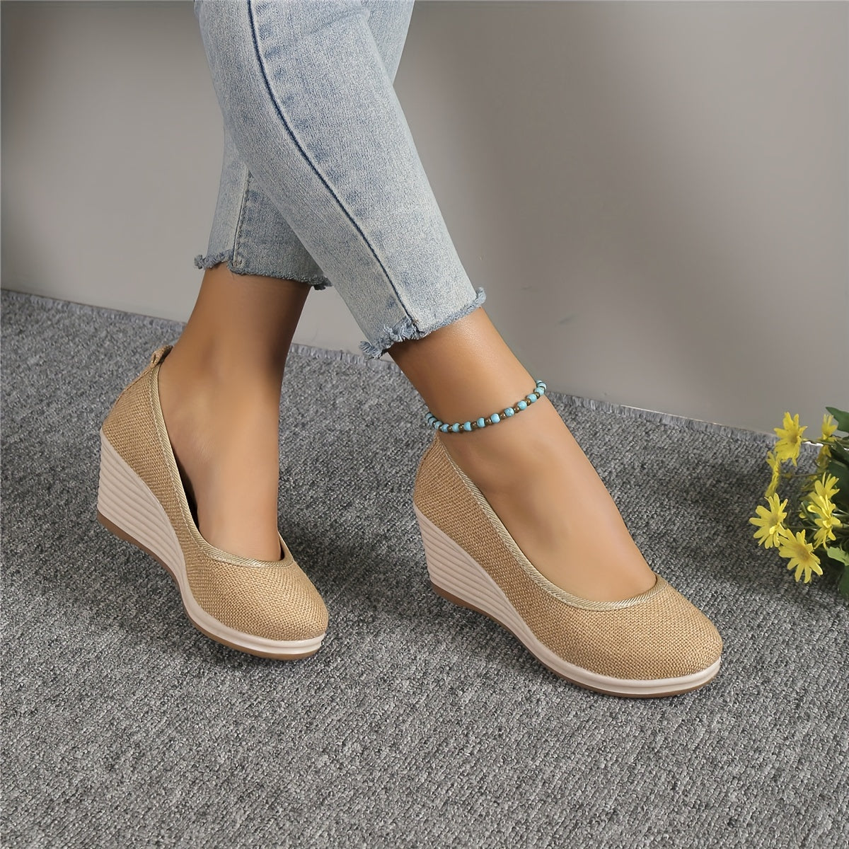 Atmungsaktive Keilabsatz-Slipper: Elegante Damen-Schuhe in Beige mit bequemem Keilabsatz, ideal für ganztägigen Komfort.