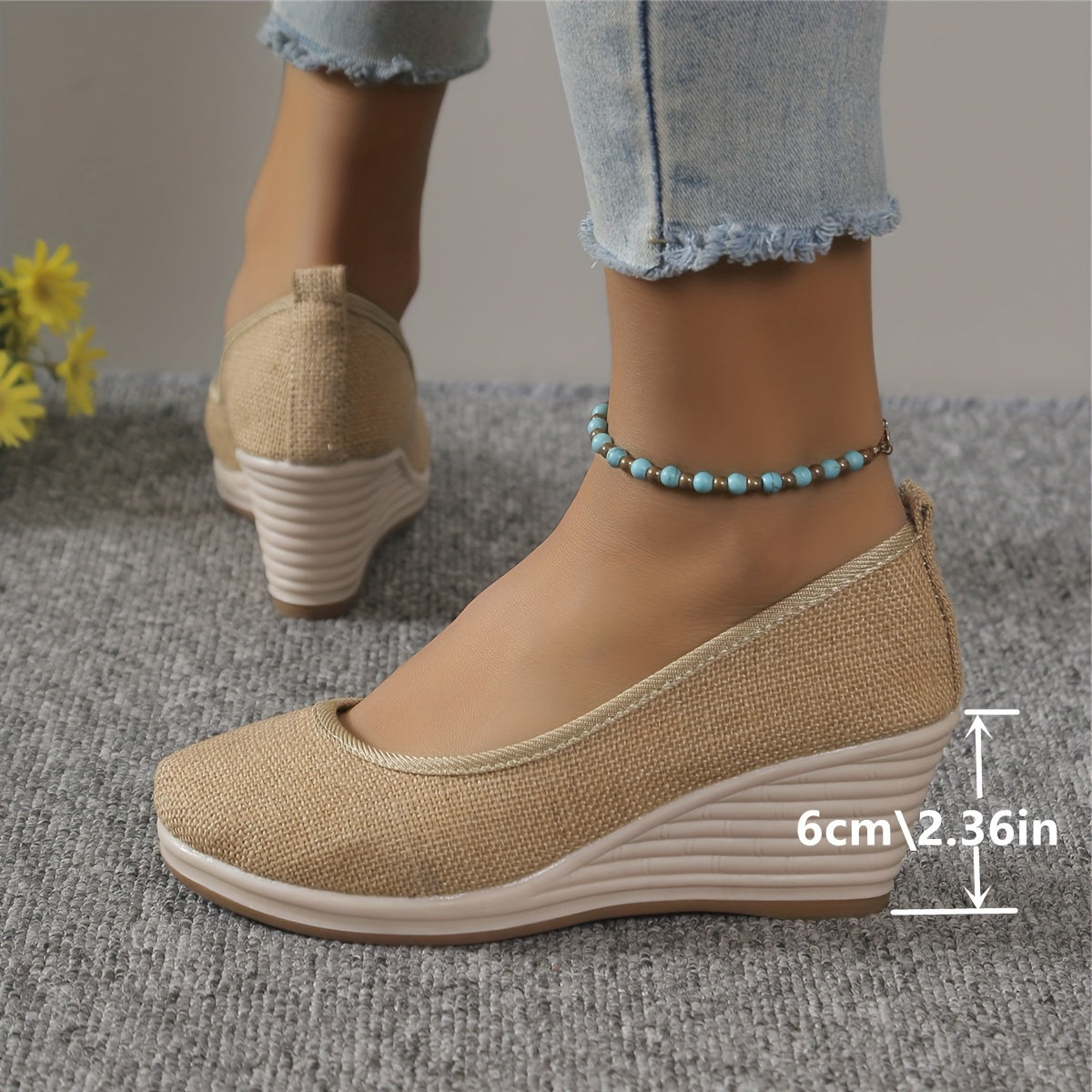 Atmungsaktive Keilabsatz-Slipper: Elegante Damen-Schuhe in Beige mit bequemem Keilabsatz, ideal für ganztägigen Komfort.