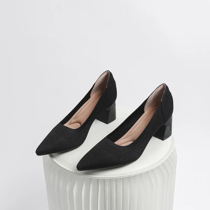 "Bunte Damenabsätze in leuchtenden Farben, elegantes Design, betonen Stil und Komfort, seitlich betrachtet."