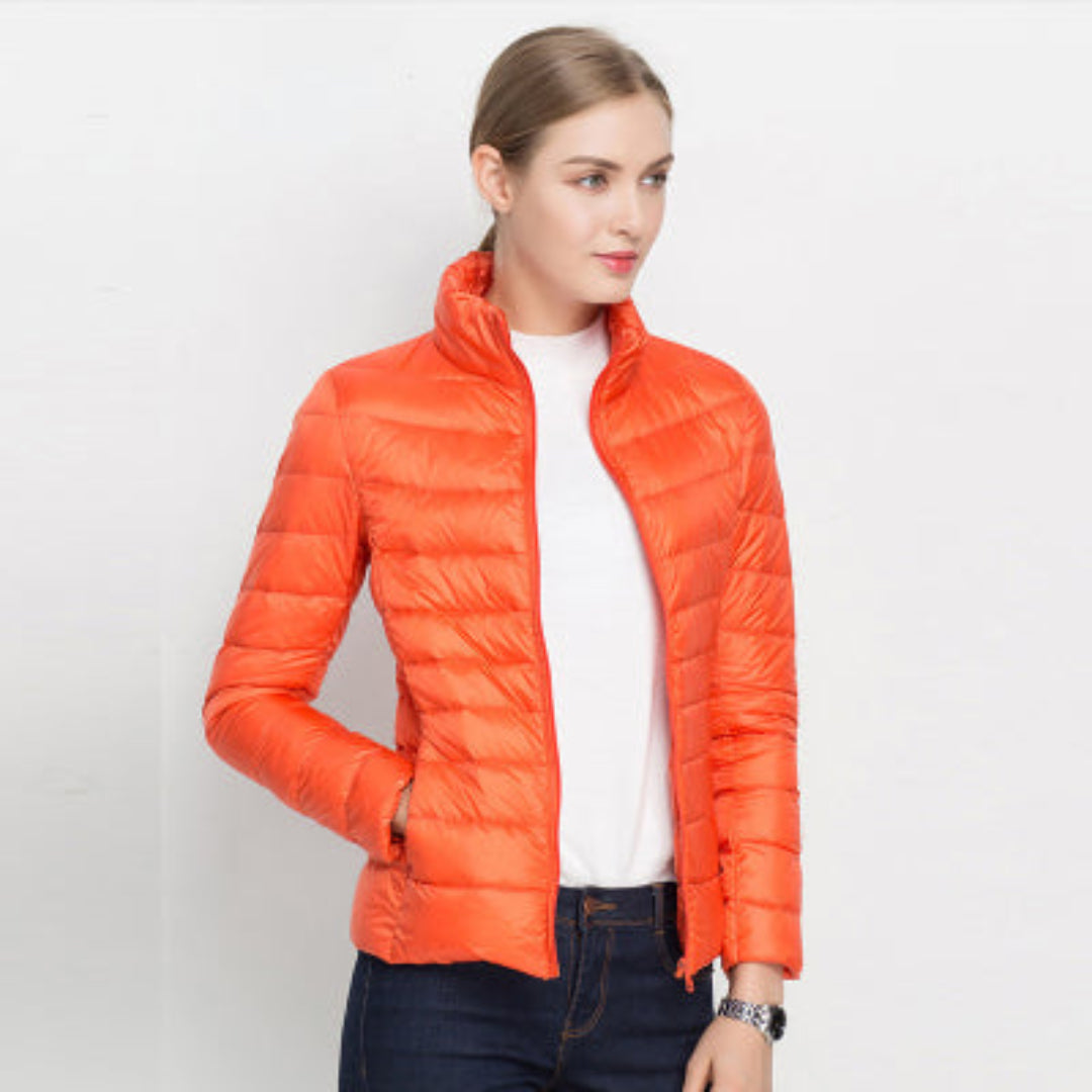 "Damen Langarm Steppjacke in Beige, stylisch gesteppter Stoff, ideal für kalte Tage, elegant und vielseitig tragbar."