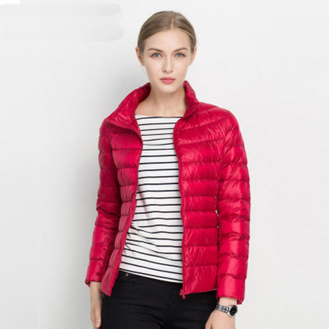 "Damen Langarm Steppjacke in Beige, stylisch gesteppter Stoff, ideal für kalte Tage, elegant und vielseitig tragbar."