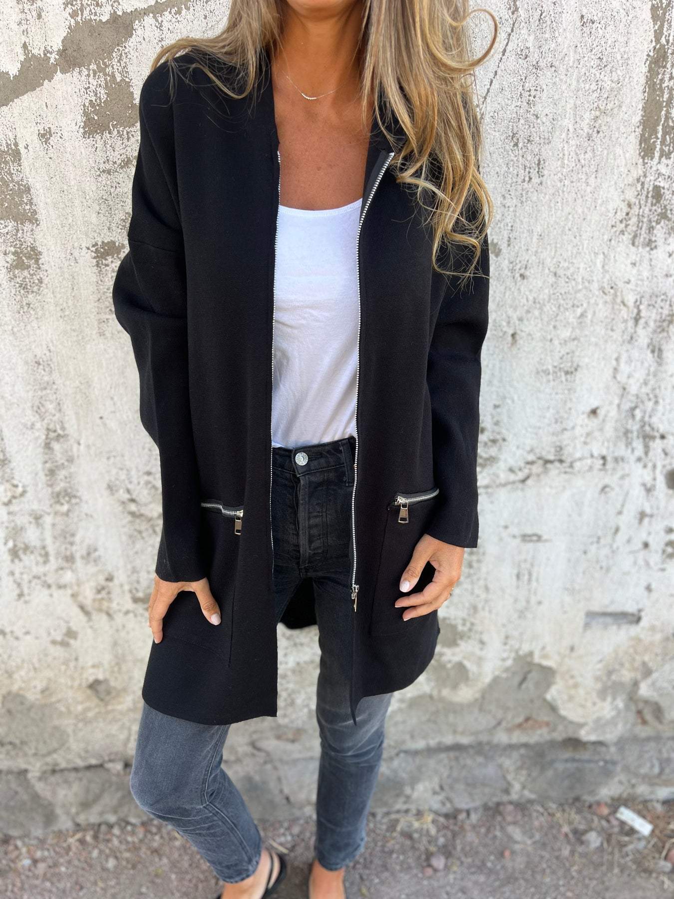 "Damen Langarmjacke, lässig und elegant, in Blau. Reißverschluss, oversized Design, ideal für Herbst- und Winterlooks."