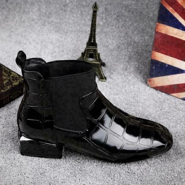 Damen Lederstiefel, kurz geschnitten, braun, mit rutschfester Gummisohle, elegantes Design für formelle & lässige Anlässe.