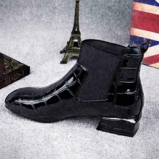 Damen Lederstiefel, kurz geschnitten, braun, mit rutschfester Gummisohle, elegantes Design für formelle & lässige Anlässe.