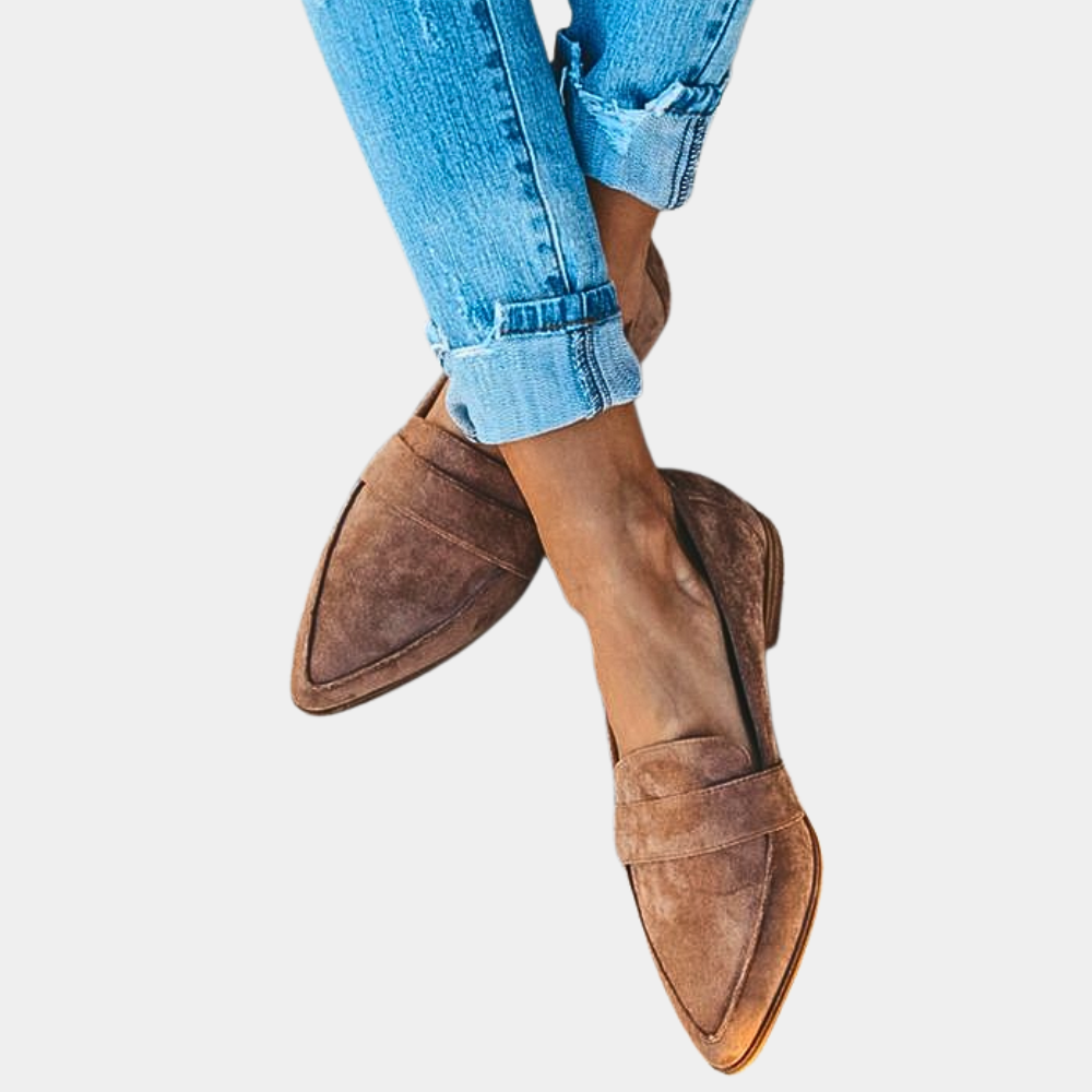 "Damen Loafer in Schwarz, spitz zulaufend, elegantes Slip-On Design mit feiner Zierfalte, komfortabel für Alltag und Büro."