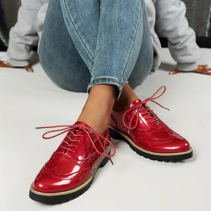 "Damen Oxford-Lackschuhe, hochglanzpoliert, mit klobiger Sohle, elegant für Büro und Events."