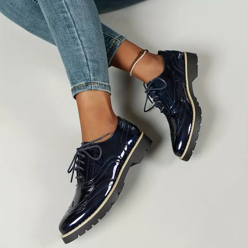 "Damen Oxford-Lackschuhe, hochglanzpoliert, mit klobiger Sohle, elegant für Büro und Events."