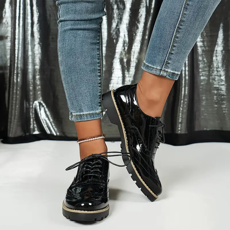 "Damen Oxford-Lackschuhe, hochglanzpoliert, mit klobiger Sohle, elegant für Büro und Events."