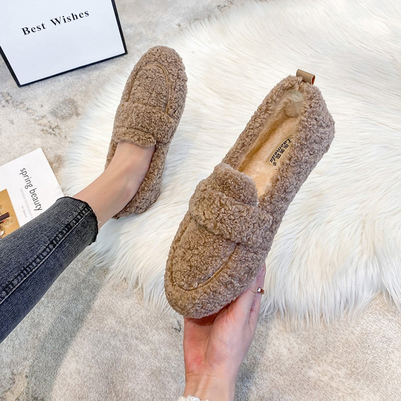 "Damen Plüsch-Pantoffel in Creme, Khaki, Schwarz; warm, weich, rutschfest; ideal für gemütliche Winterabende zu Hause."