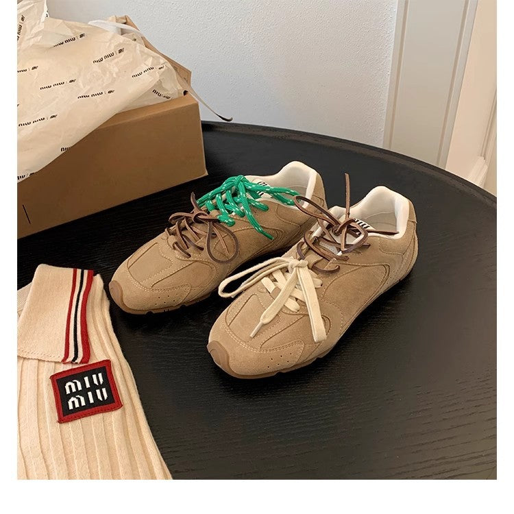 Damen Premium Retro Sneaker aus Wildleder, farbenfrohe Schnürsenkel, rutschfeste Gummisohle, stilvoll und komfortabel.