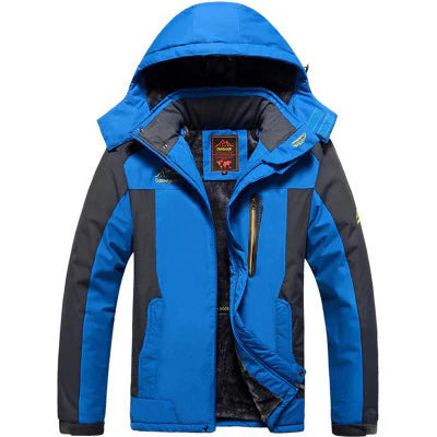 "Damen Skijacke, wasserdicht, mit Kapuze, Vorderansicht in der Schneelandschaft. Perfekt für Skifahrerinnen."