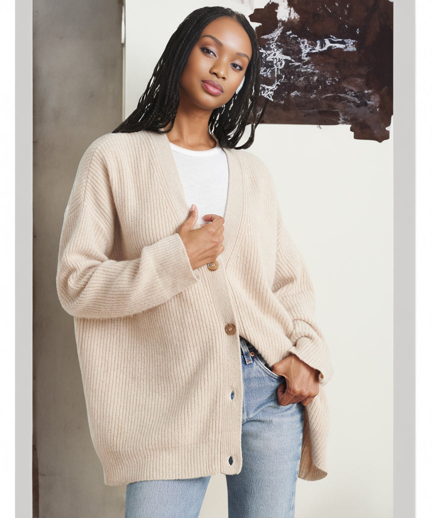 "Damen Strickjacke aus weichem Stoff in Schwarz, elegant mit Knopfleiste, ideal für Alltag und besondere Anlässe."