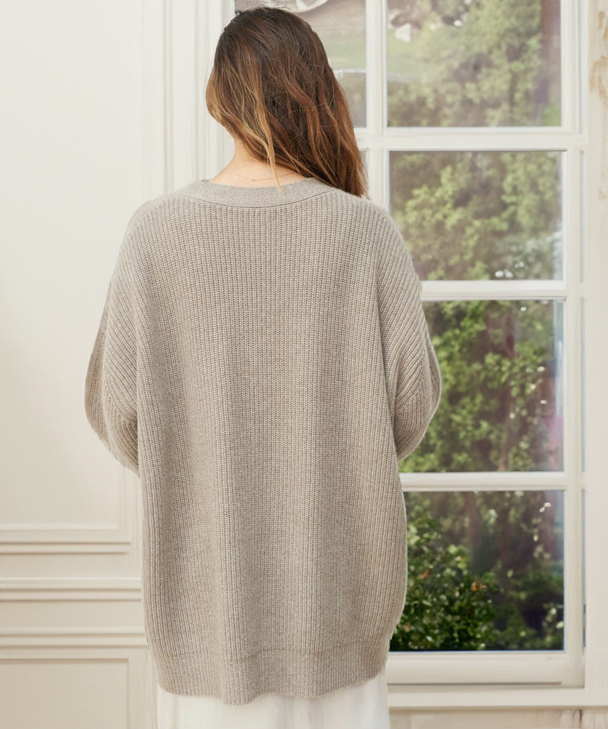 "Damen Strickjacke aus weichem Stoff in Schwarz, elegant mit Knopfleiste, ideal für Alltag und besondere Anlässe."