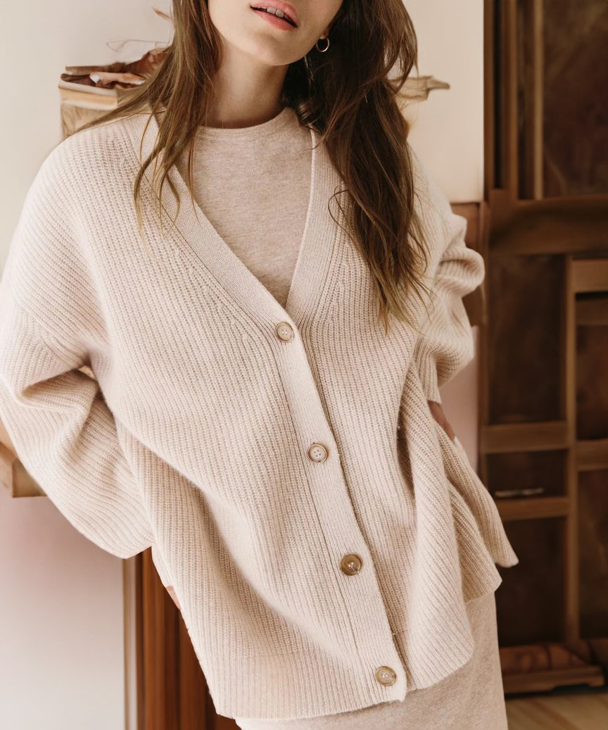 "Damen Strickjacke aus weichem Stoff in Schwarz, elegant mit Knopfleiste, ideal für Alltag und besondere Anlässe."