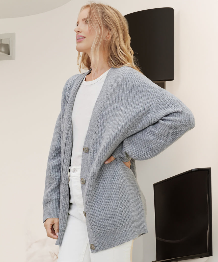 "Damen Strickjacke aus weichem Stoff in Schwarz, elegant mit Knopfleiste, ideal für Alltag und besondere Anlässe."