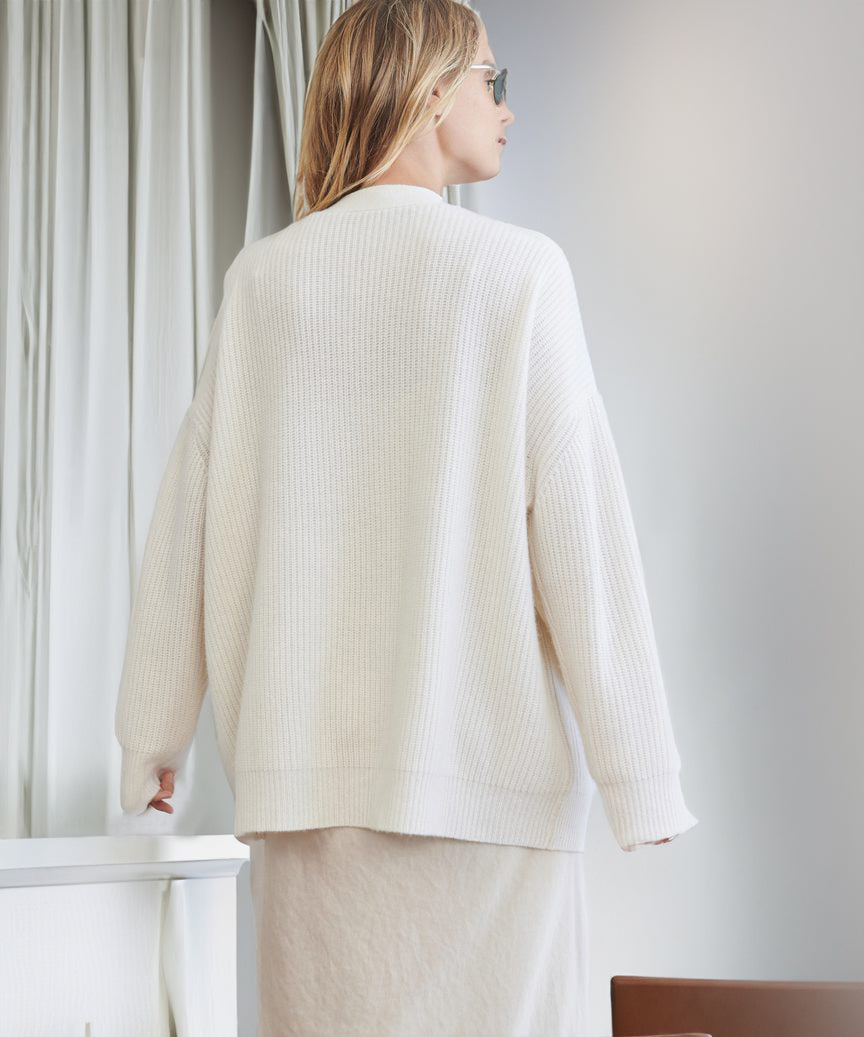 "Damen Strickjacke aus weichem Stoff in Schwarz, elegant mit Knopfleiste, ideal für Alltag und besondere Anlässe."