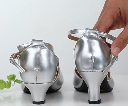 "Damen Tanzschuhe mit breitem Absatz und Knöchelriemen, ideal für modernen Tanz und elegante Anlässe, seitliche Ansicht"