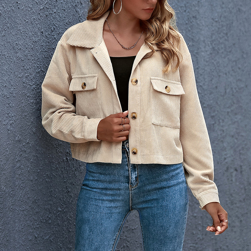 "Damen Übergangsjacke mit Reverskragen und Knopfverschluss in Khaki, Vorderansicht, ideal für Frühling und Herbst"
