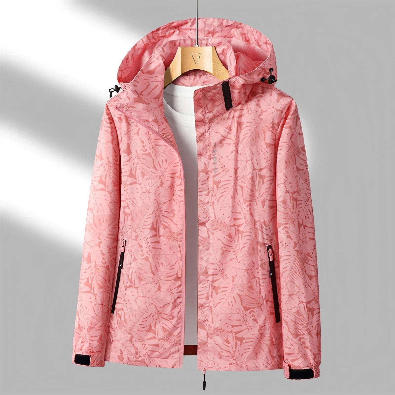 "Damen-Kapuzenjacke mit Reißverschluss, wasserdichtes Material, modisches Design, in regnerischer Landschaft"