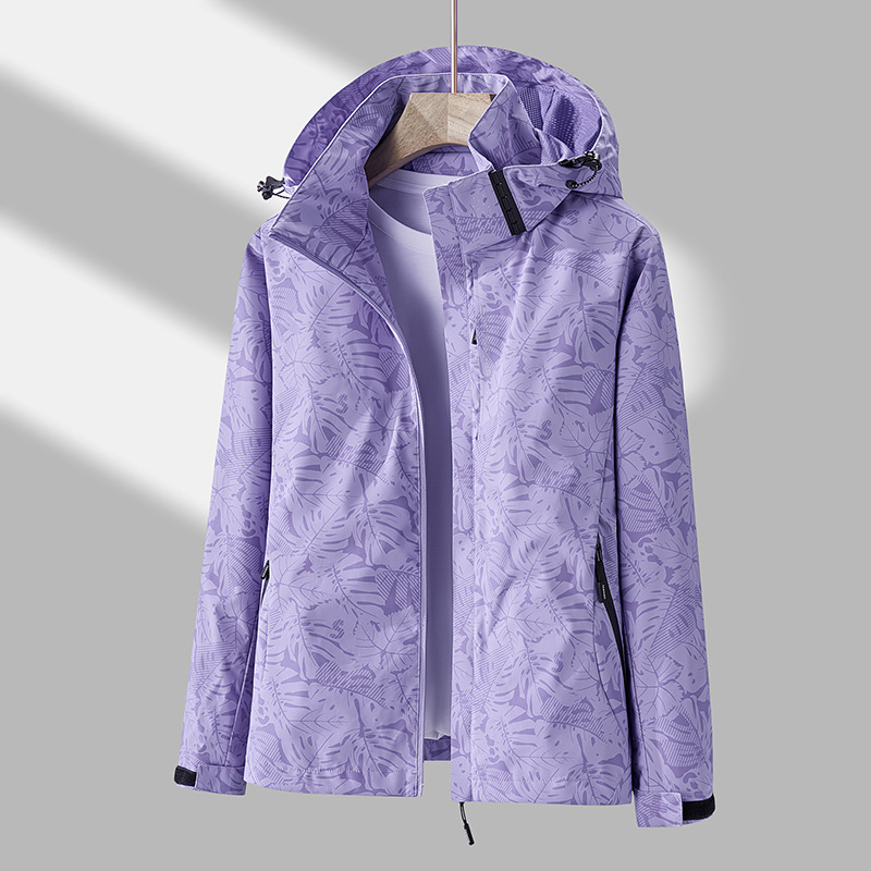 "Damen-Kapuzenjacke mit Reißverschluss, wasserdichtes Material, modisches Design, in regnerischer Landschaft"