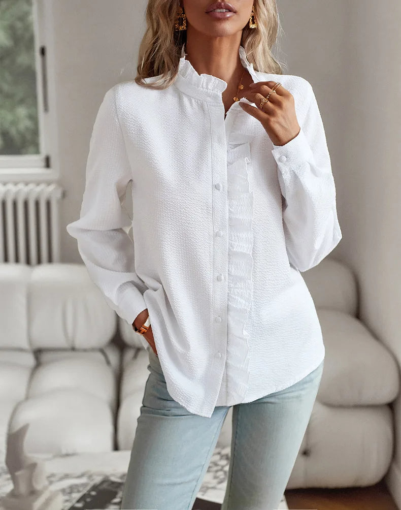 "Damenbluse mit Rüschen und Knöpfen, elegante Passform, feminines Design, vielseitig für Büro oder Freizeit."